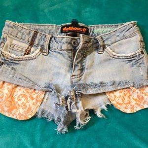 Light washed Booty shorts, with longer pockets